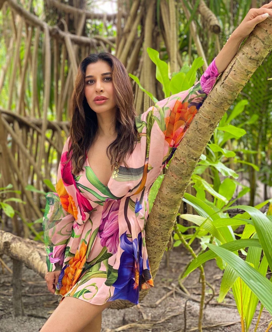  Sophie Choudry looks breathtaking in the floral number. (Image: Instagram)
