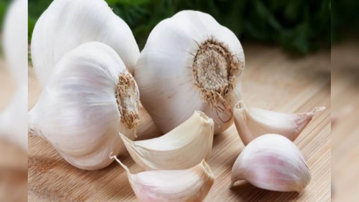 Woman Puts Garlic Cloves into Nostrils to Clear Blocked Nose, Viral Hack Grosses Internet out