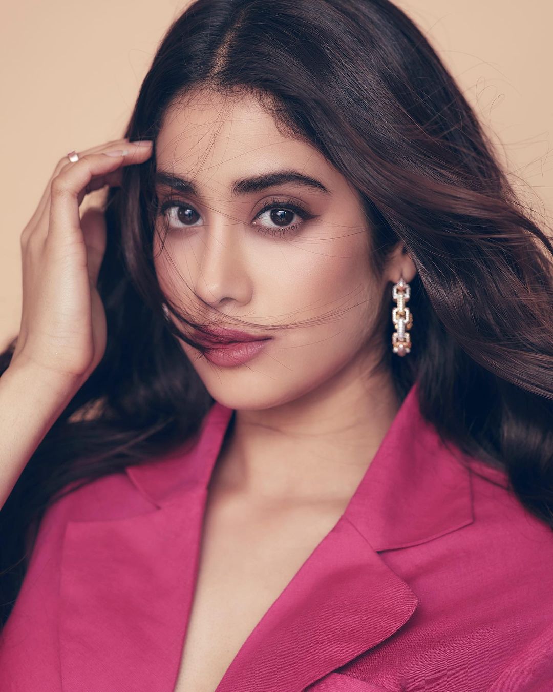  Janhvi Kapoor looks pretty in the light makeup look. (Image: Instagram)