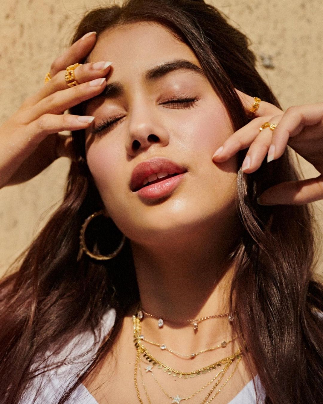  Janhvi Kapoor goes for the au naturel look with just a hint of colour on her lips. (Image: Instagram)