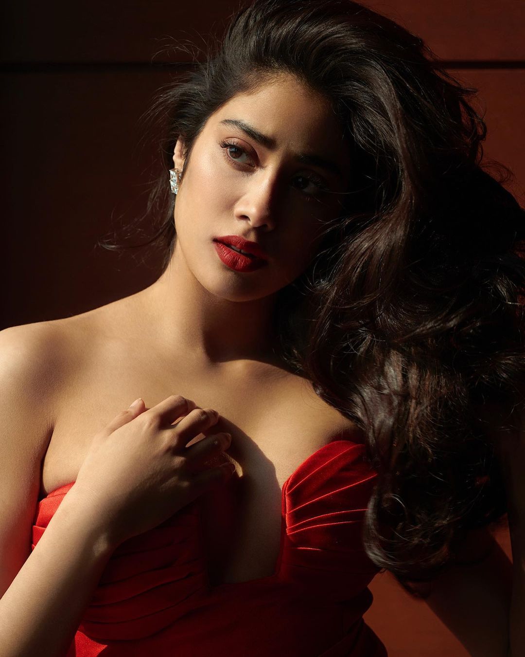  Janhvi Kapoor oozes oomph with the light eye makeup and red lips. (Image: Instagram)
