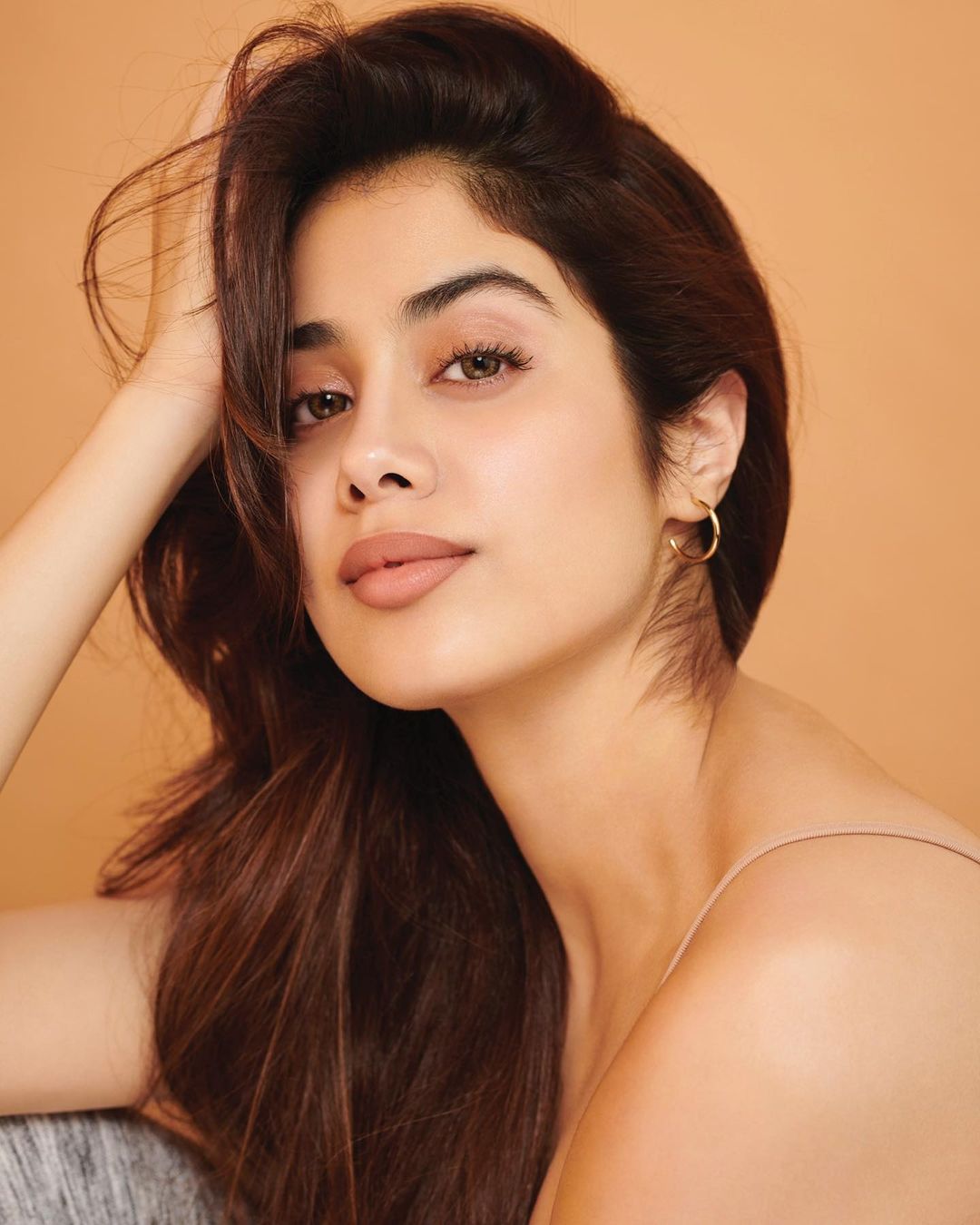 Janhvi Kapoor looks angelic in the nude lips. (Image: Instagram)