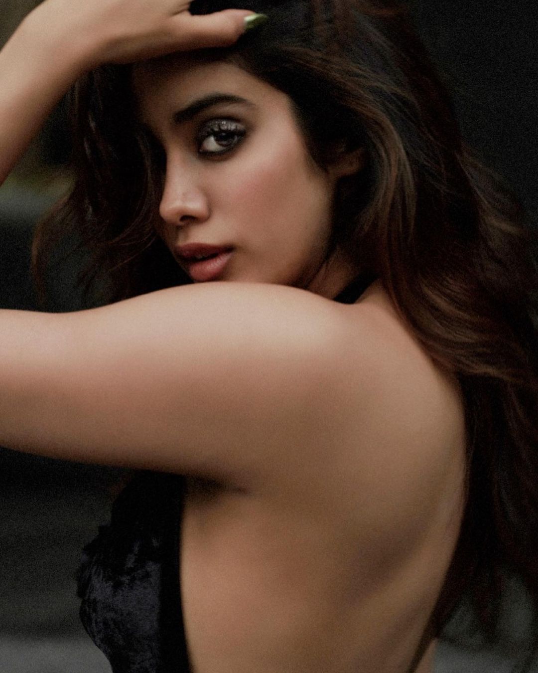  Janhvi Kapoor raises temperature with her smoky eye makeup and nude lips. (Image: Instagram)