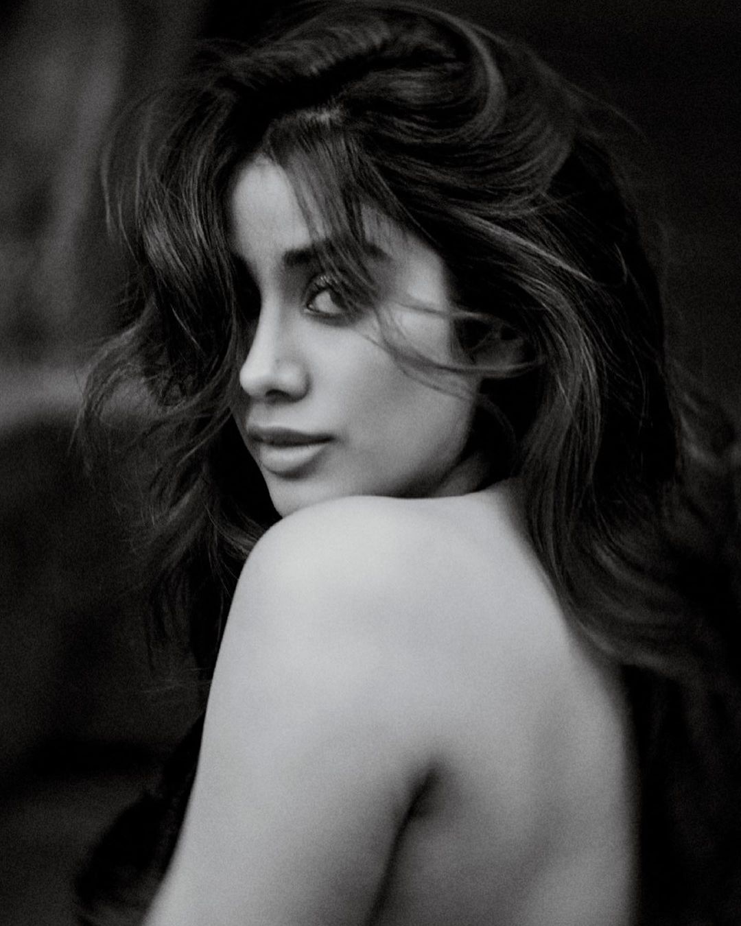 Janhvi Kapoor Amps Up The Glam Quotient With Her Makeup Game, See Her
