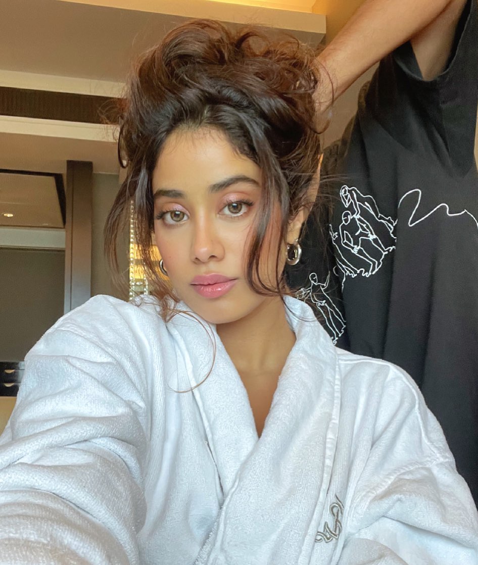 Janhvi Kapoor's makeup game is on point. In her latest Instagram post, the actress stuns in messy hair and dewy makeup. Check out some of her most glamorous makeup looks. (Image: Instagram)