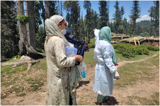 Field workers doing door to door vaccination in Yusmarg area in Kashmir's Budgam district. (Pic courtesy: Quratulain Rehbar)