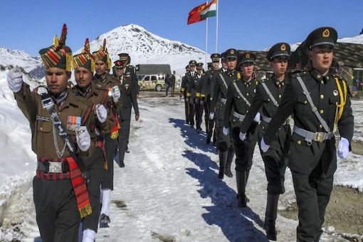 Indian and Chinese troops (File photo)