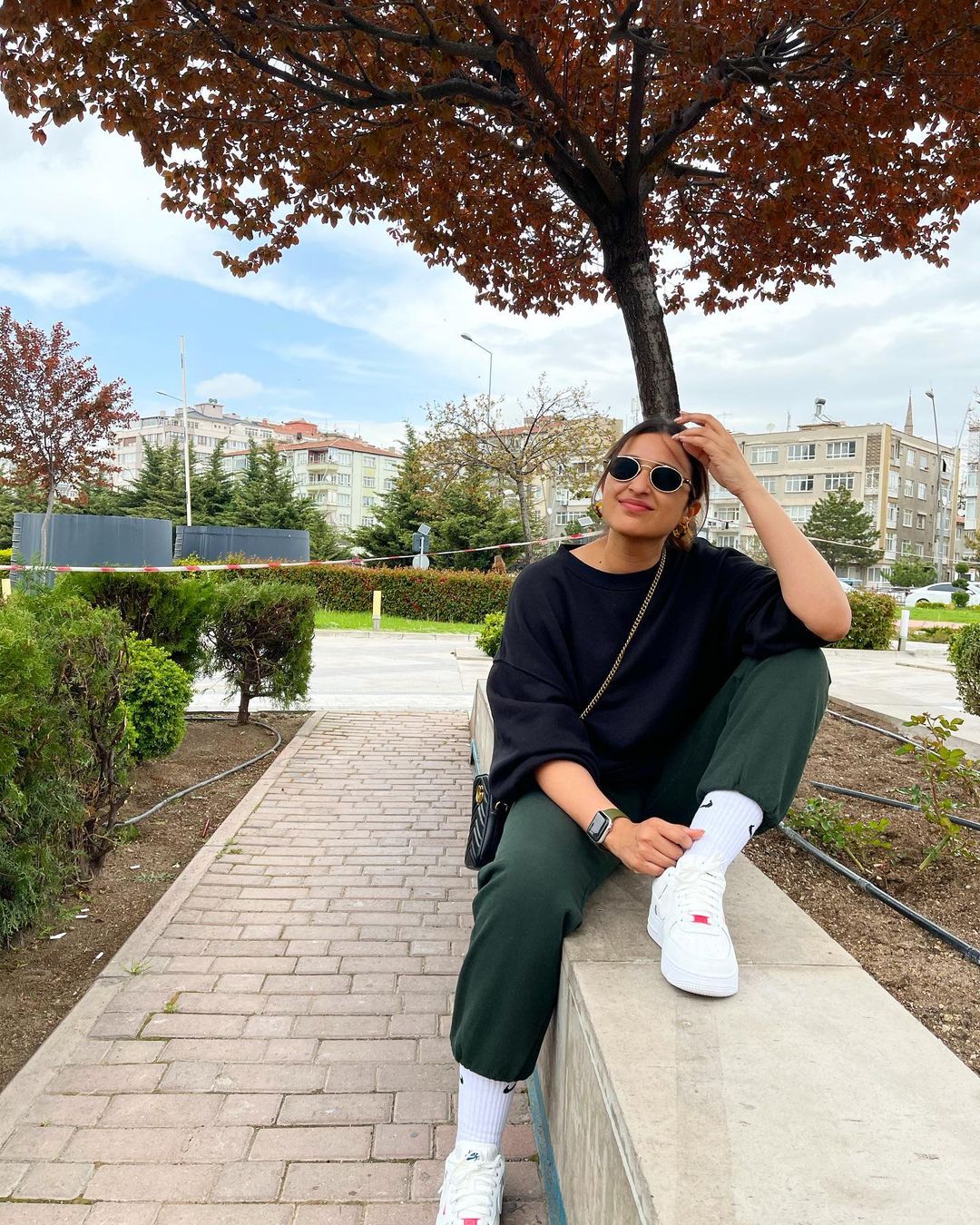  Parineeti Chopra enjoying the outdoors in a sweatshirt and joggers. (Image: Instagram)