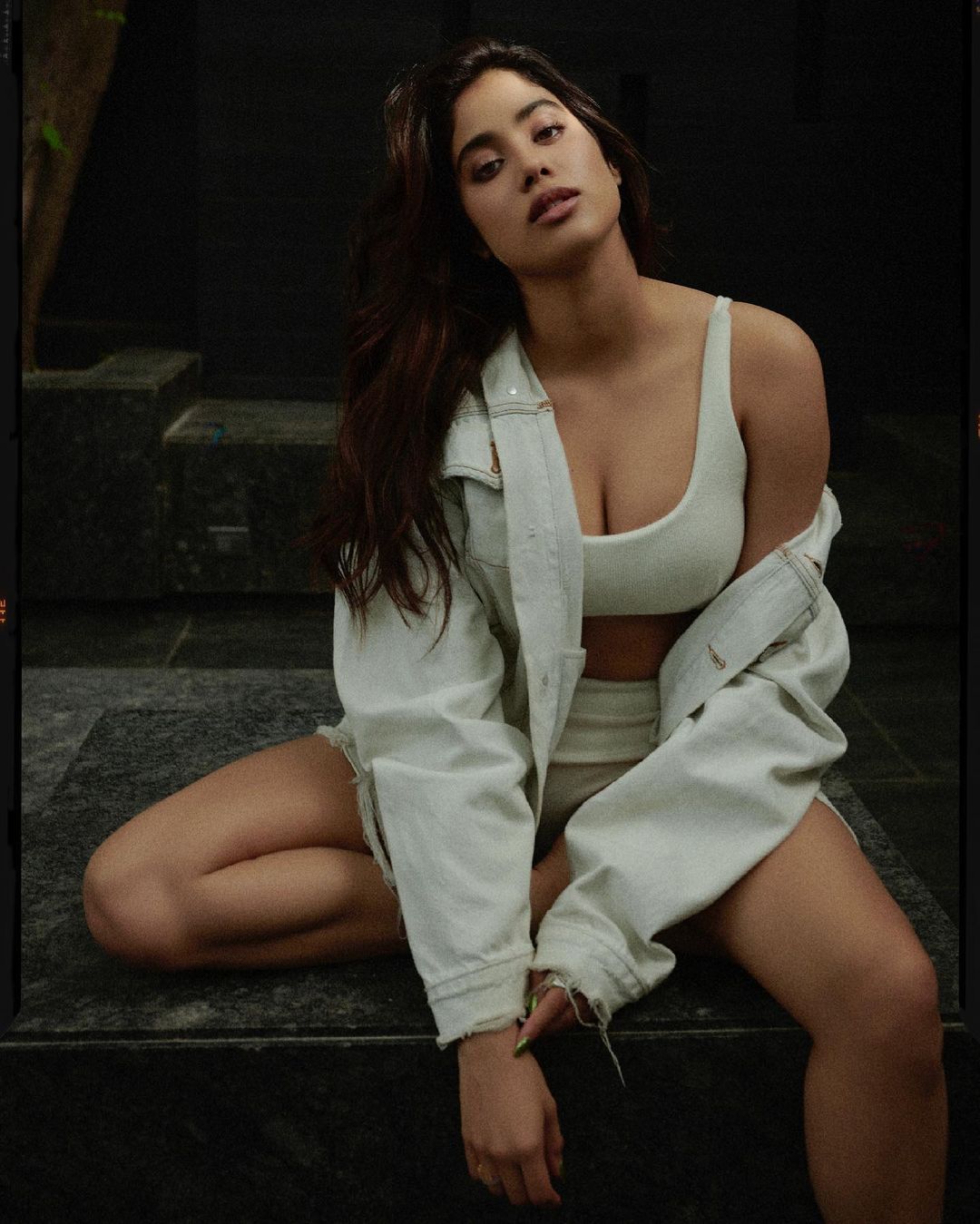 Janhvi Kapoor Looks Beyond Sexy In These Hot Photos From Instagram Take A Look News18
