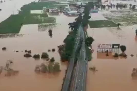 लगातार बारिश के बाद कोल्हापुर की हवाई तस्वीर। लगातार बारिश के बाद कोल्हापुर की हवाई तस्वीर।