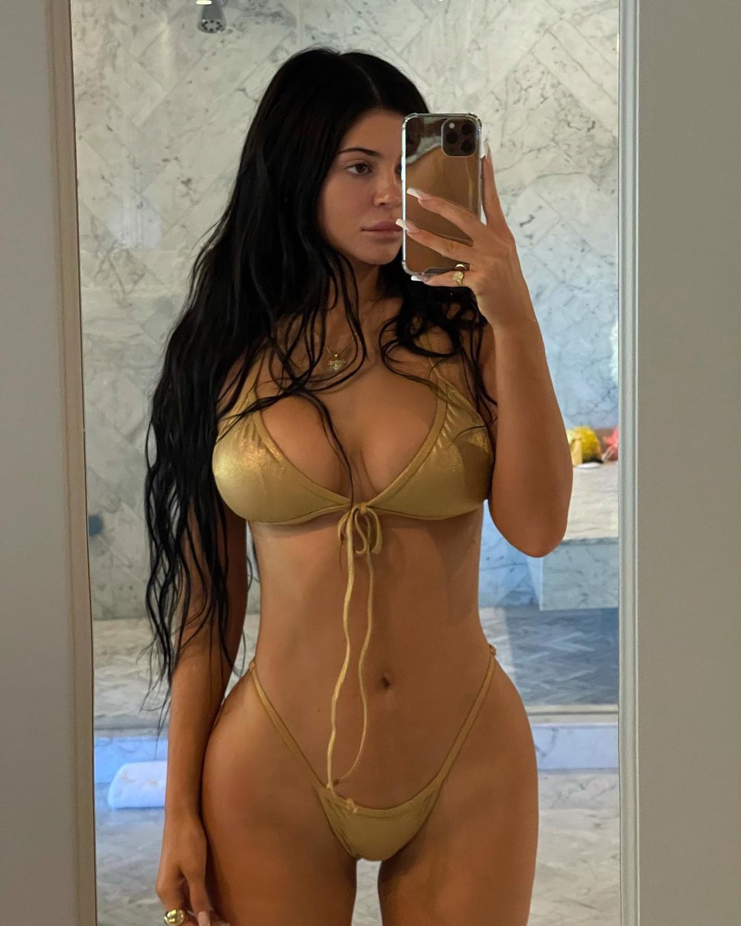 Kylie Jenner Shows Off Her Curves In These Hot And Sexy Pictures Viraljudge