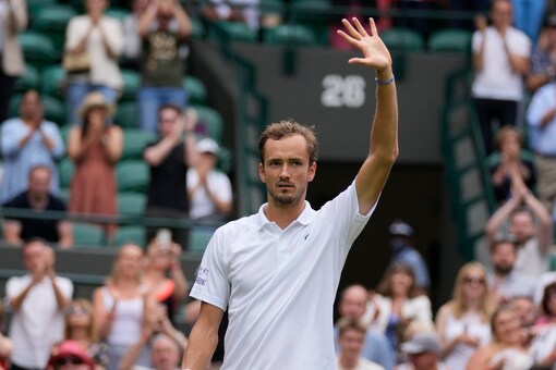 wimbledon  daniil medvedev crushes teenager alcaraz  reach