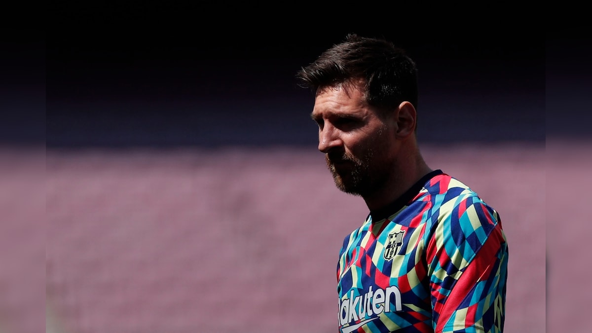 Lionel Messi to Take Wage Cut to Extend Stay at Barcelona: Report