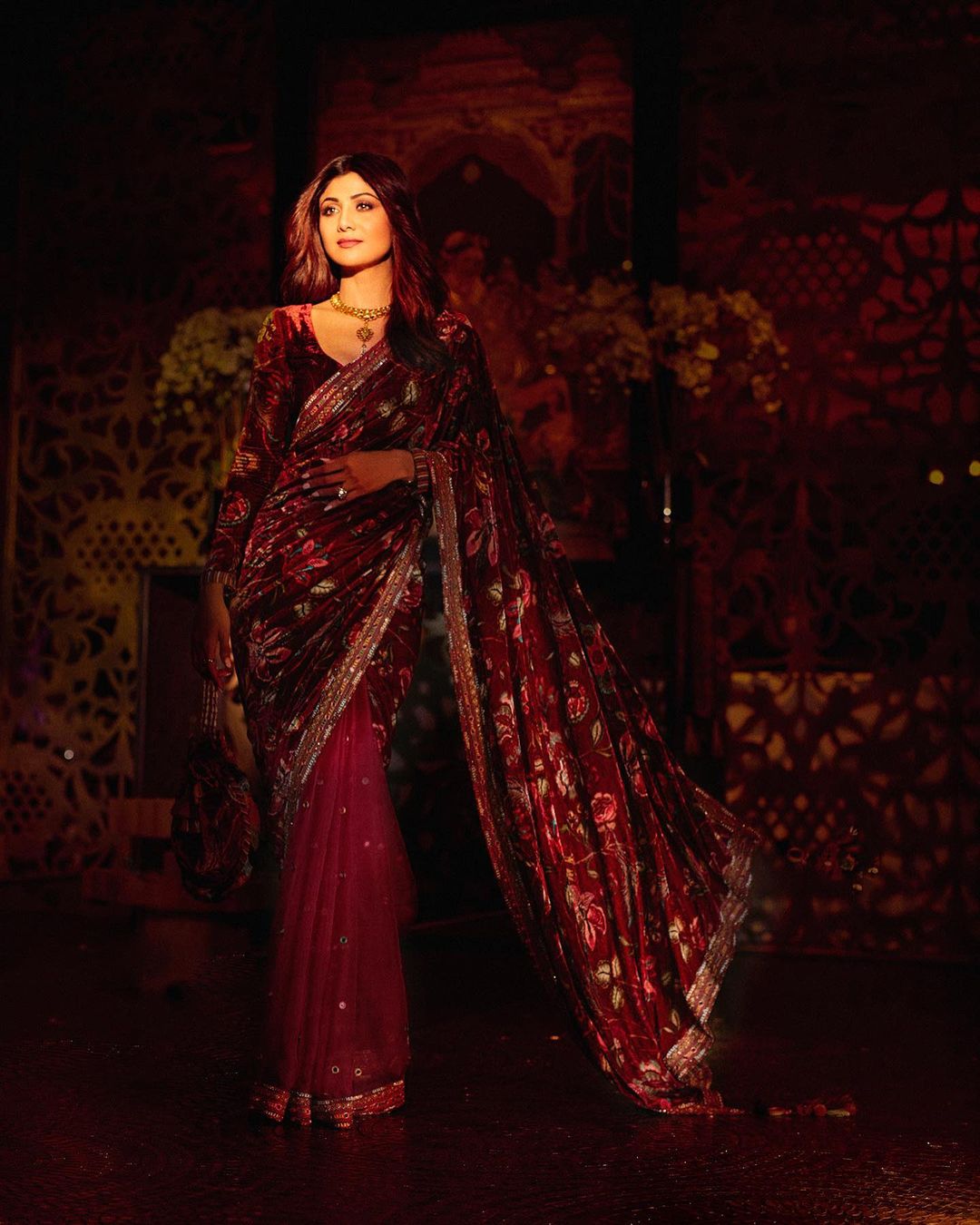 Shilpa Shetty Kundra looks graceful in he velvet saree.