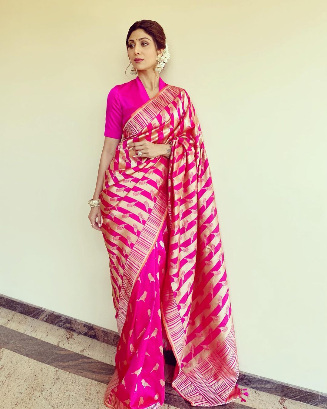 Shilpa Shetty Kundra looks elegant in the pink silk saree. 