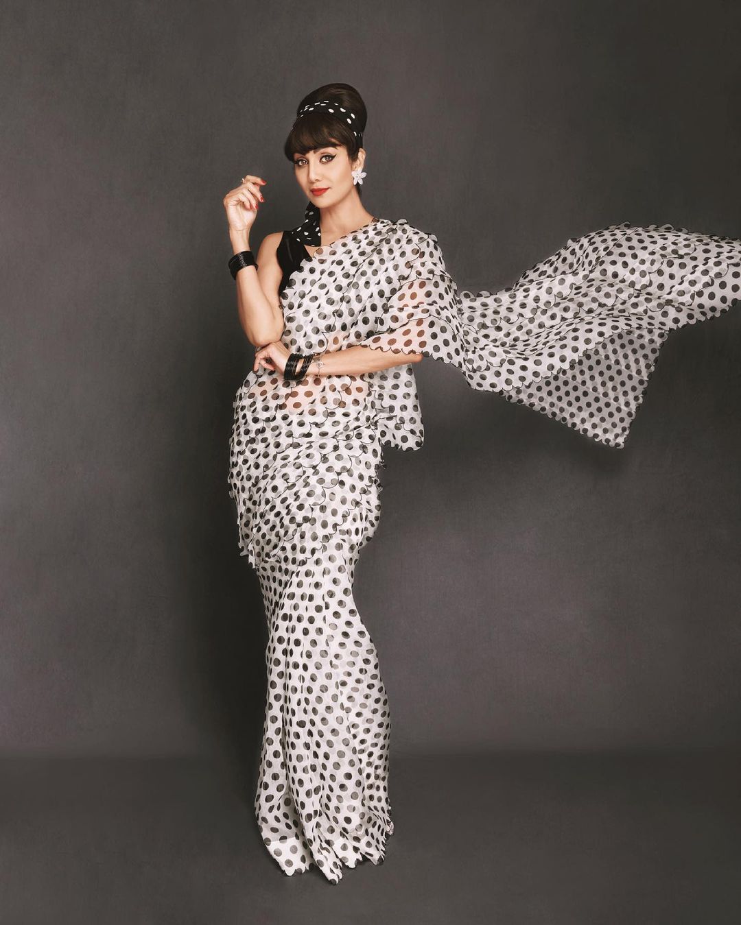 Shilpa Shetty pays an ode to the yesteryears in the polka dotted saree.