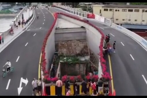 Video grab of the house pressed between the bridge. 
(Credit: Weibo/ LADBible)