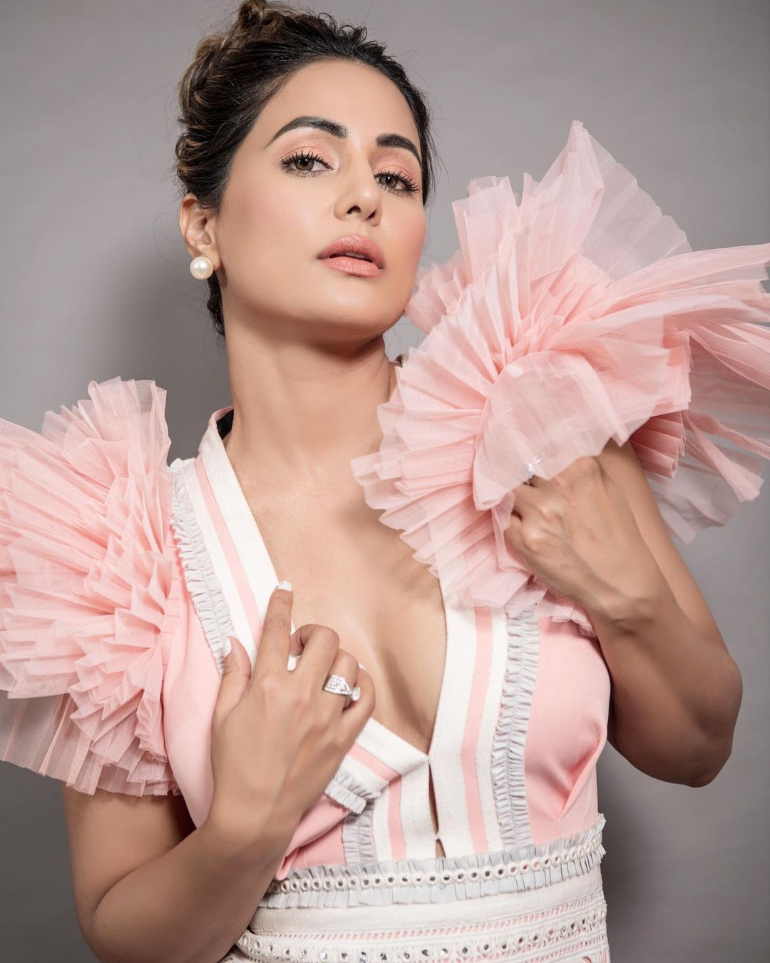 Hina Khan Stuns In Pink Mini Dress See The Television Hotties Sexiest Pictures News18 