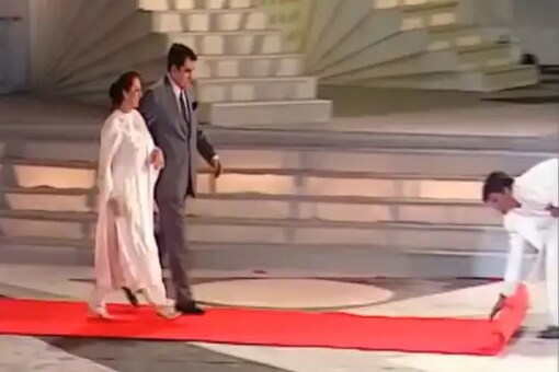 Watch: When Shah Rukh Khan Rolled Out Red Carpet for Dilip Kumar