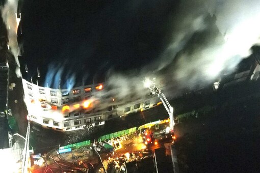 बांग्लादेश की एक फैक्ट्री में लगी आग का एक दृश्य।  (एएफपी)