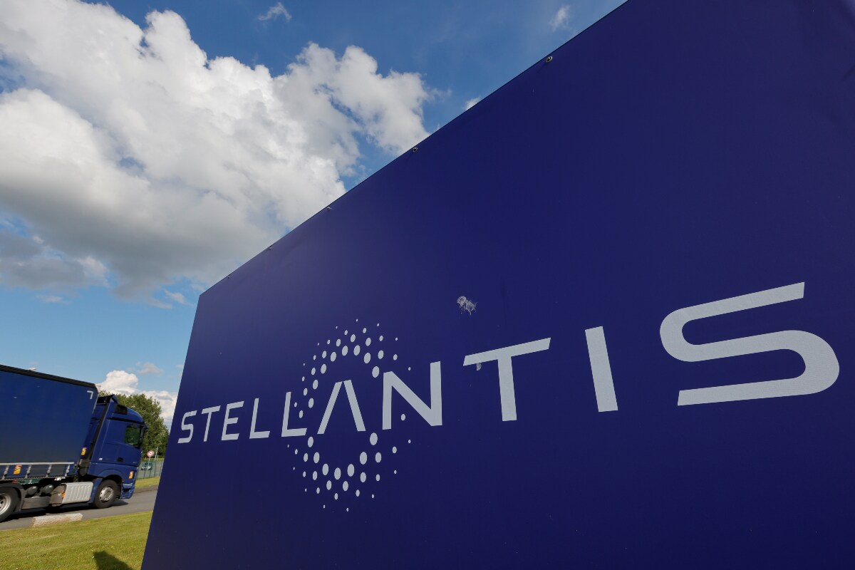 Stellantis Logo Png - Carmaker Stellantis Shares Jump In Milan Paris On ...