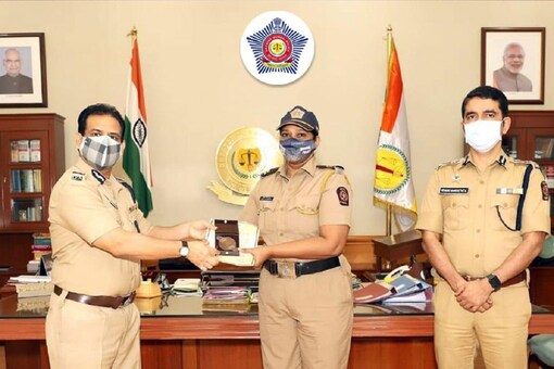 For her efforts, Rehana was felicitated by the Mumbai Police. (Credit: Mumbai Police/Twitter)