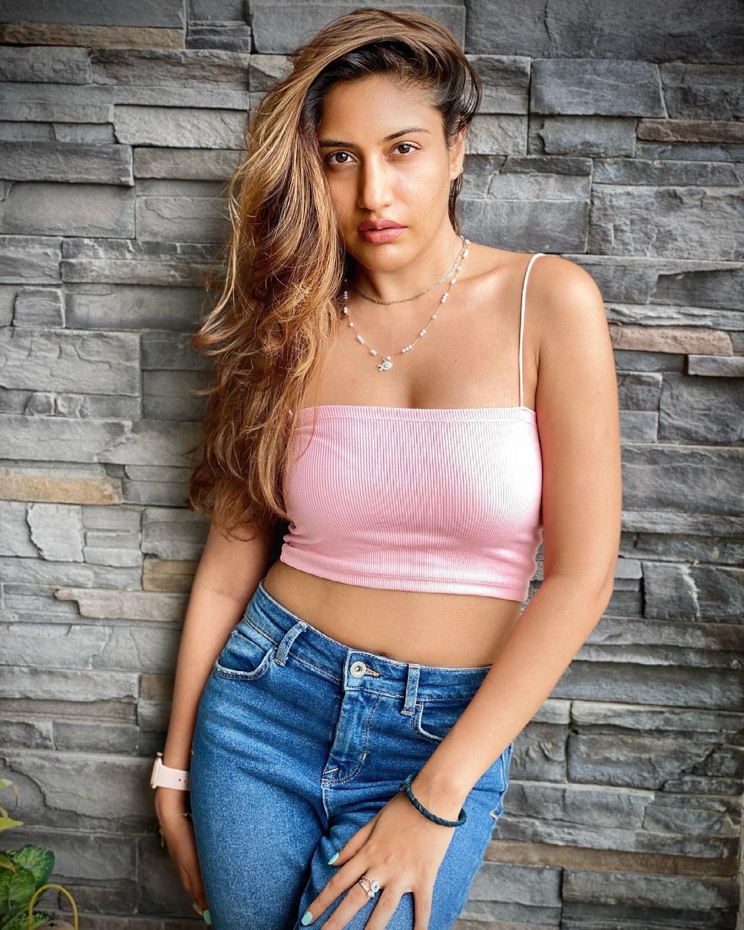  Surbhi Chandna flaunts her figure in the pink tank top and denims. (Image: Instagram)