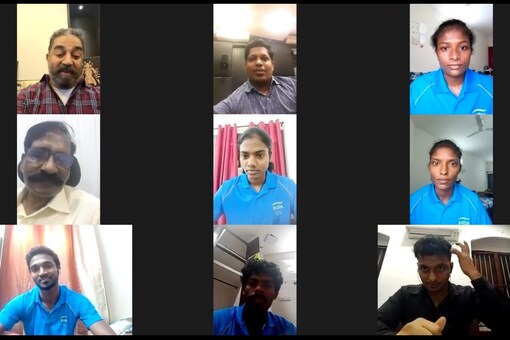 Kamal Haasan interacts with Arokia Rajiv, Naganathan Pandi, Revathi Veeramani, Subha Venkatesan, Dhanalakshmi Sekhar 