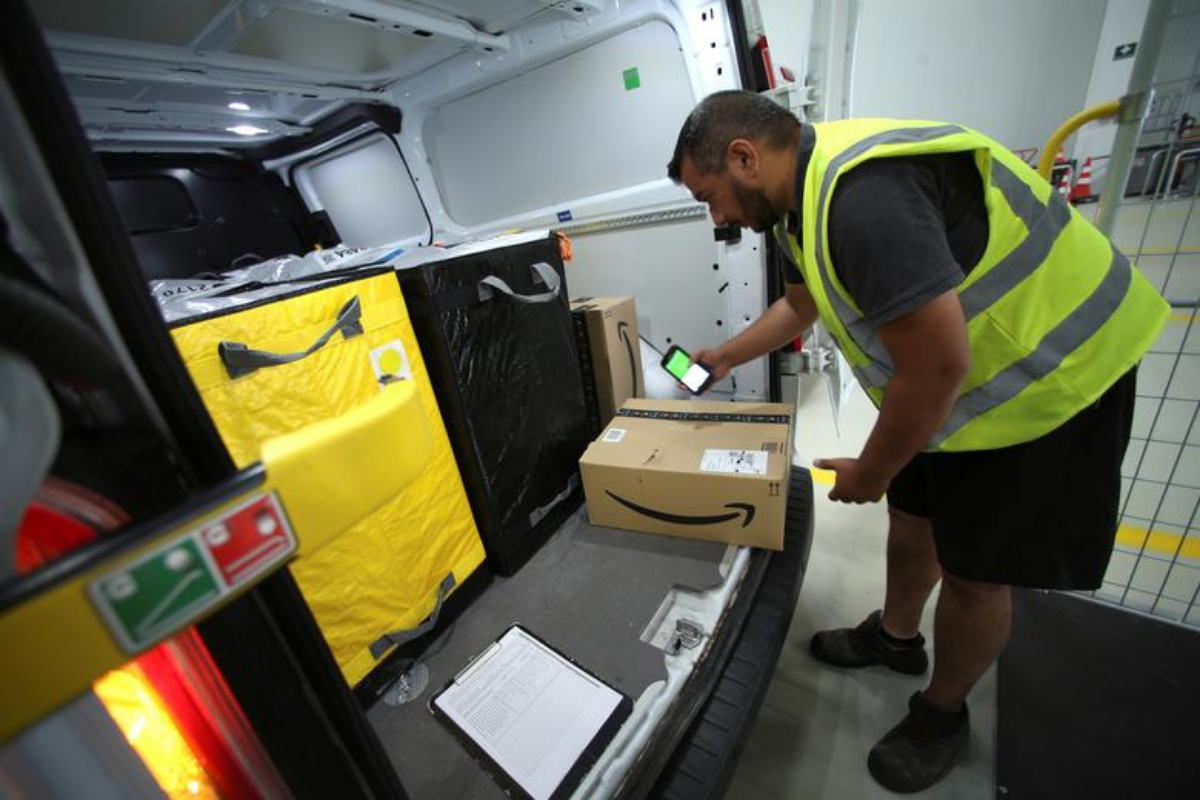 Amazon Driver Hailed 'Hero' for Killing a Massive Spider on Customer’s ...