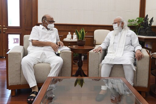 एनसीपी सुप्रीमो शरद पवार ने शनिवार को प्रधानमंत्री नरेंद्र मोदी से मुलाकात की.