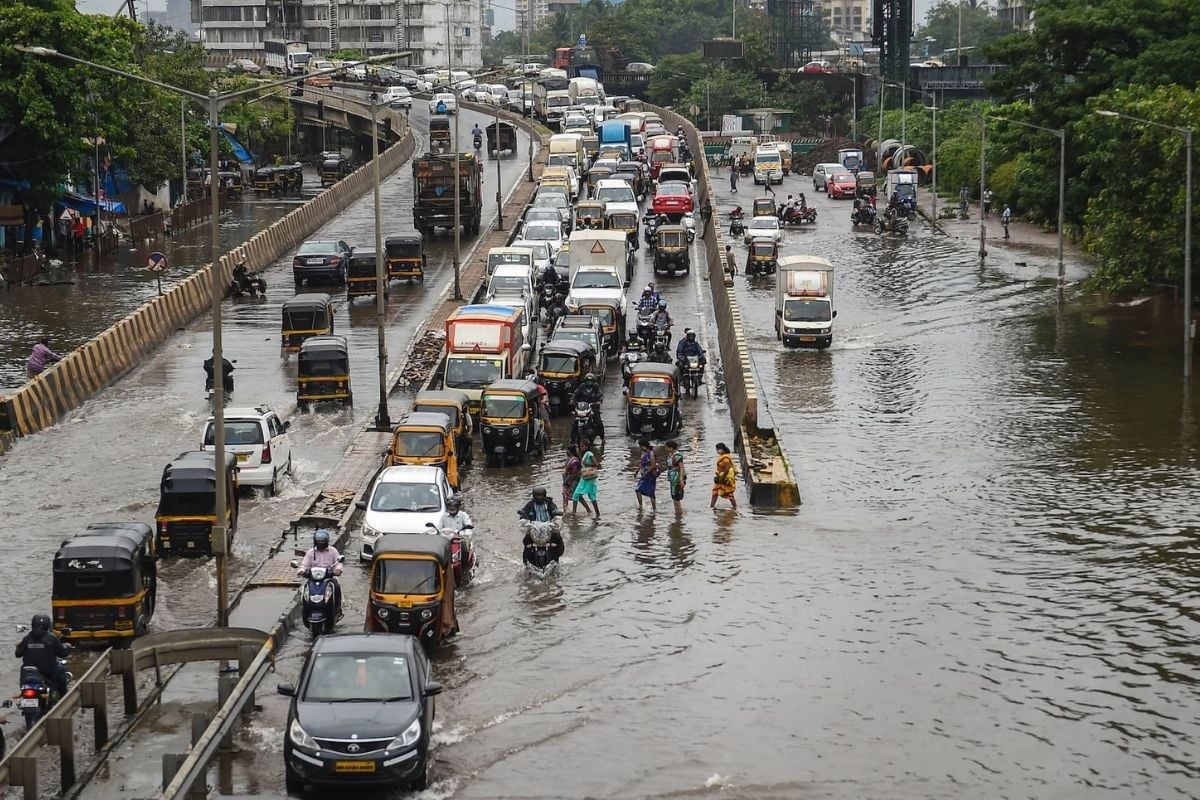 Mumbai Rains 31 Dead, CM Uddhav Sounds Orange Alert for Next 5 Days