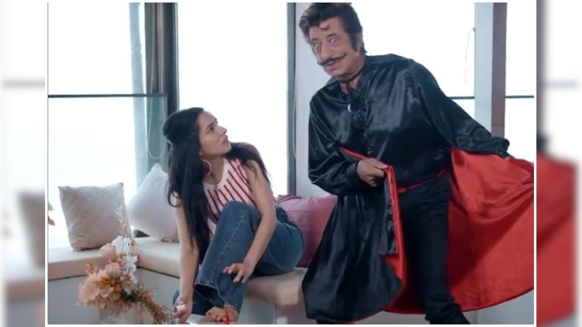 Shakti Kapoor Surprises Daughter Shraddha Kapoor as Crime Master Gogo,  Steals Her Nail Polish - News18