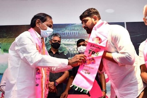 Former Congress leader Kaushik Reddy joins TRS. (Image: News18)