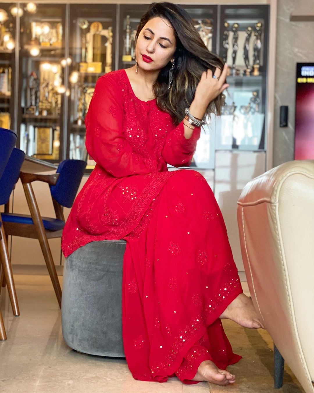 Hina Khan looks attractive in in the glittery red outfit.