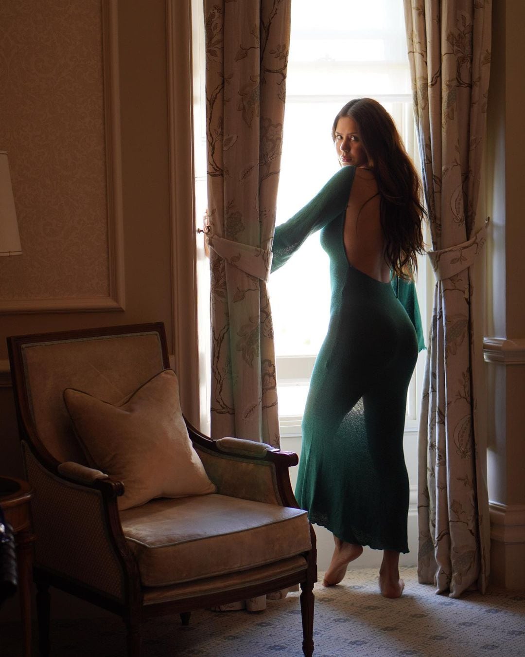 Sonam Bajwa Hot And Sex - Sonam Bajwa Looks Smoking Hot In Crop Top And Denim Pants, See Her  Drool-worthy Photos - News18