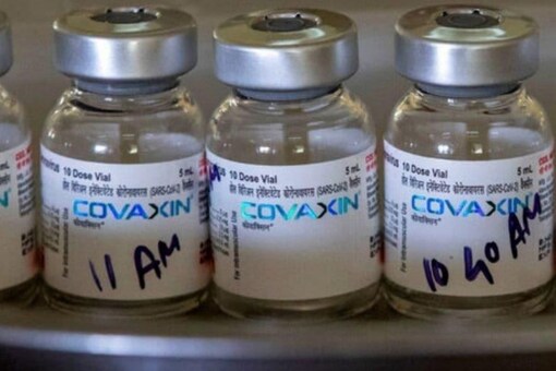 Covaxin COVID-19 वैक्सीन की खाली शीशियां गुवाहाटी, असम में एक टीकाकरण अभियान के स्थल पर एक टेबल पर पड़ी हैं।  (एपी फोटो/