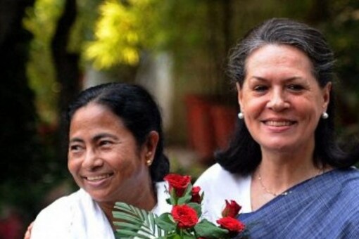 Sonia Gandhi and Mamata Banerjee are likely to meet in Delhi. (Image: AFP)