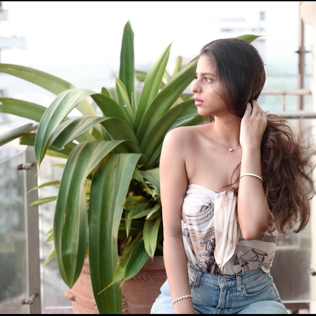 Suhana Khan Plays Muse For Mom Gauri Khan, Check Out The Star Kid Look