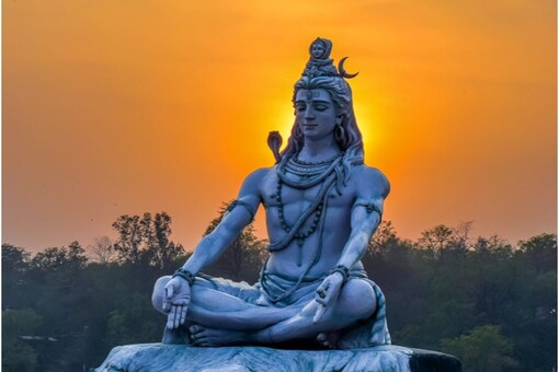 Devotees believe that devotion to Lord Shiva ensures prosperity and happiness in life. (Image: Shutterstock)
