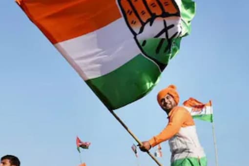 Kerala Pradesh Congress Committee (KPCC) protested against fuel price hike by blocking a highway road. (File photo: Reuters)