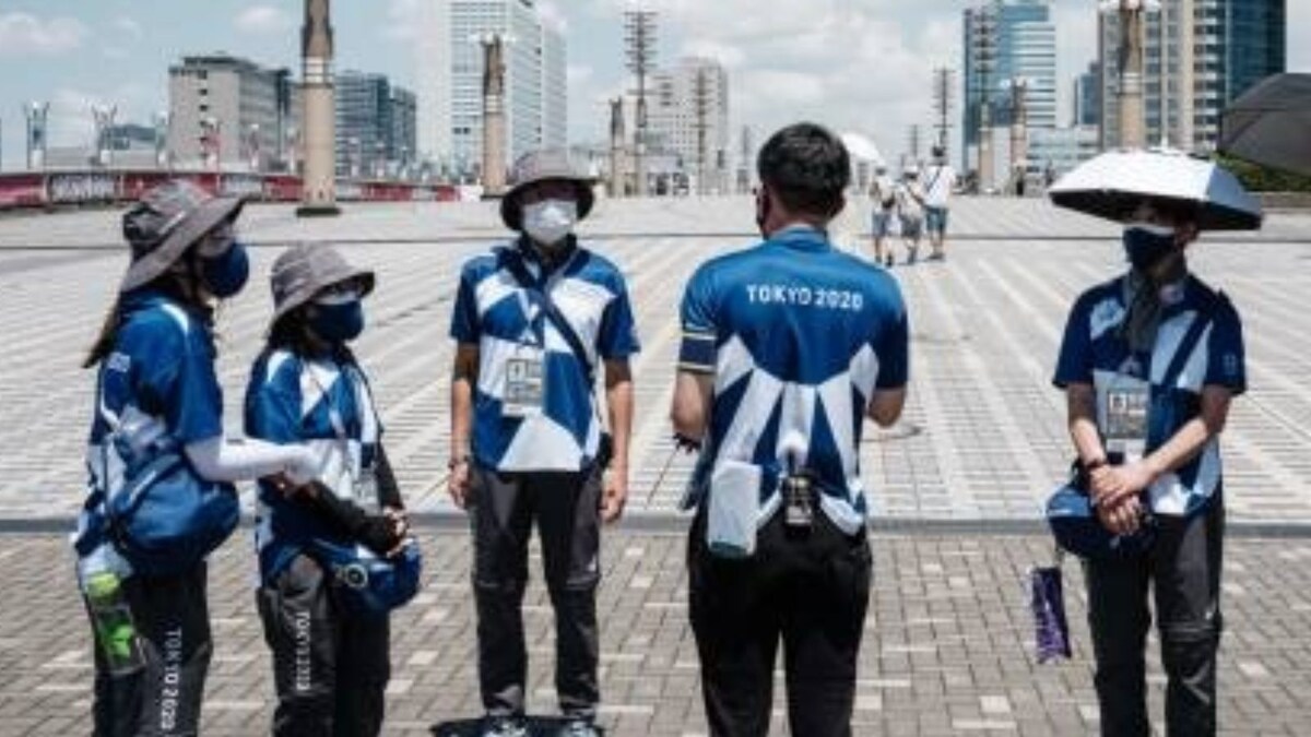 All Dressed up With no One to Help, Tokyo Volunteers Sit in For Spectators