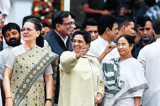 Sonia Gandhi, Mayawati and Mamata Banerjee during former Karnataka CM Kumaraswamy's swearing-in ceremony.
