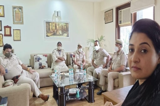 Alka Lamba with Delhi Police officials at her residence. 
Image Credits: Twitter