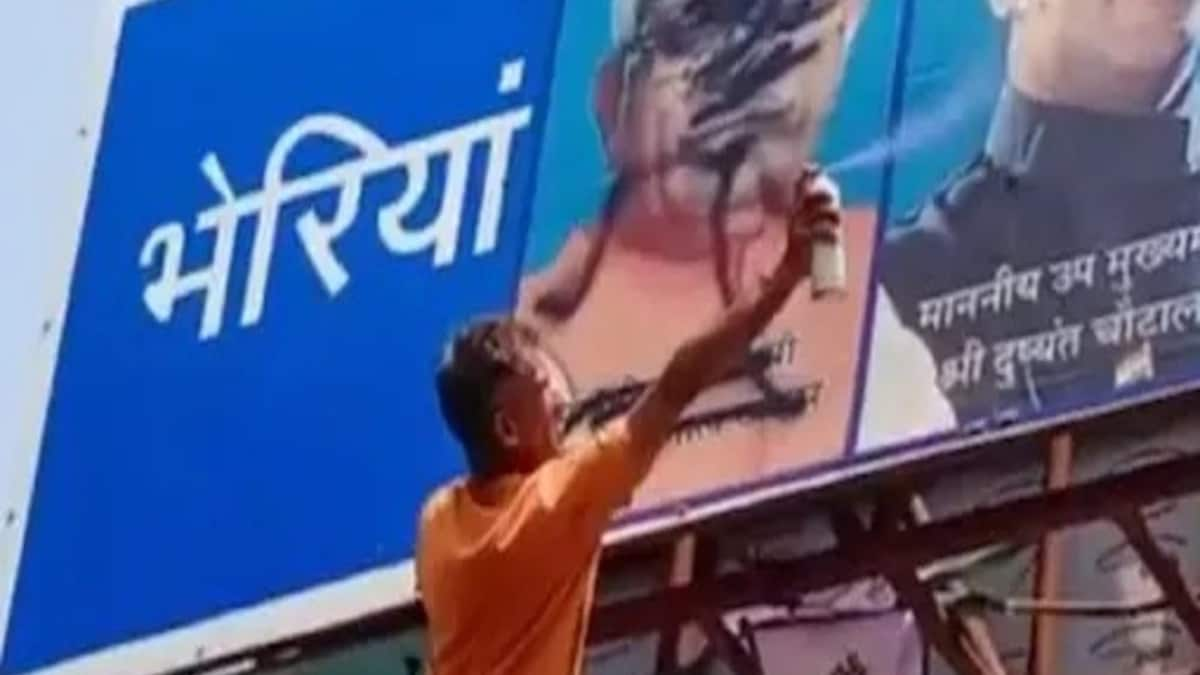 Agitating Farmers Blacken Poster of CM Manohar Lal Khattar in Haryana’s Hisar