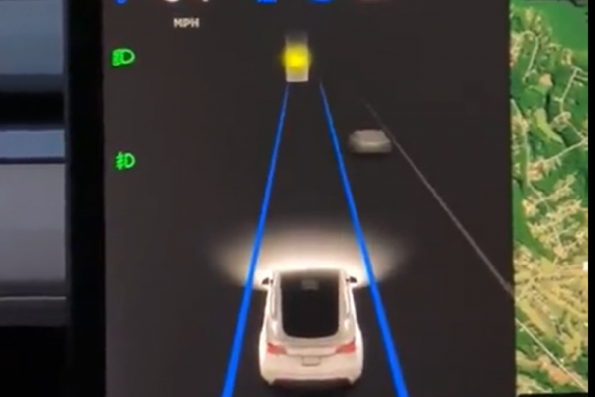 Tesla S Autopilot Feature Mistakes Moon For Yellow Traffic Light Watch Video [ 800 x 1200 Pixel ]