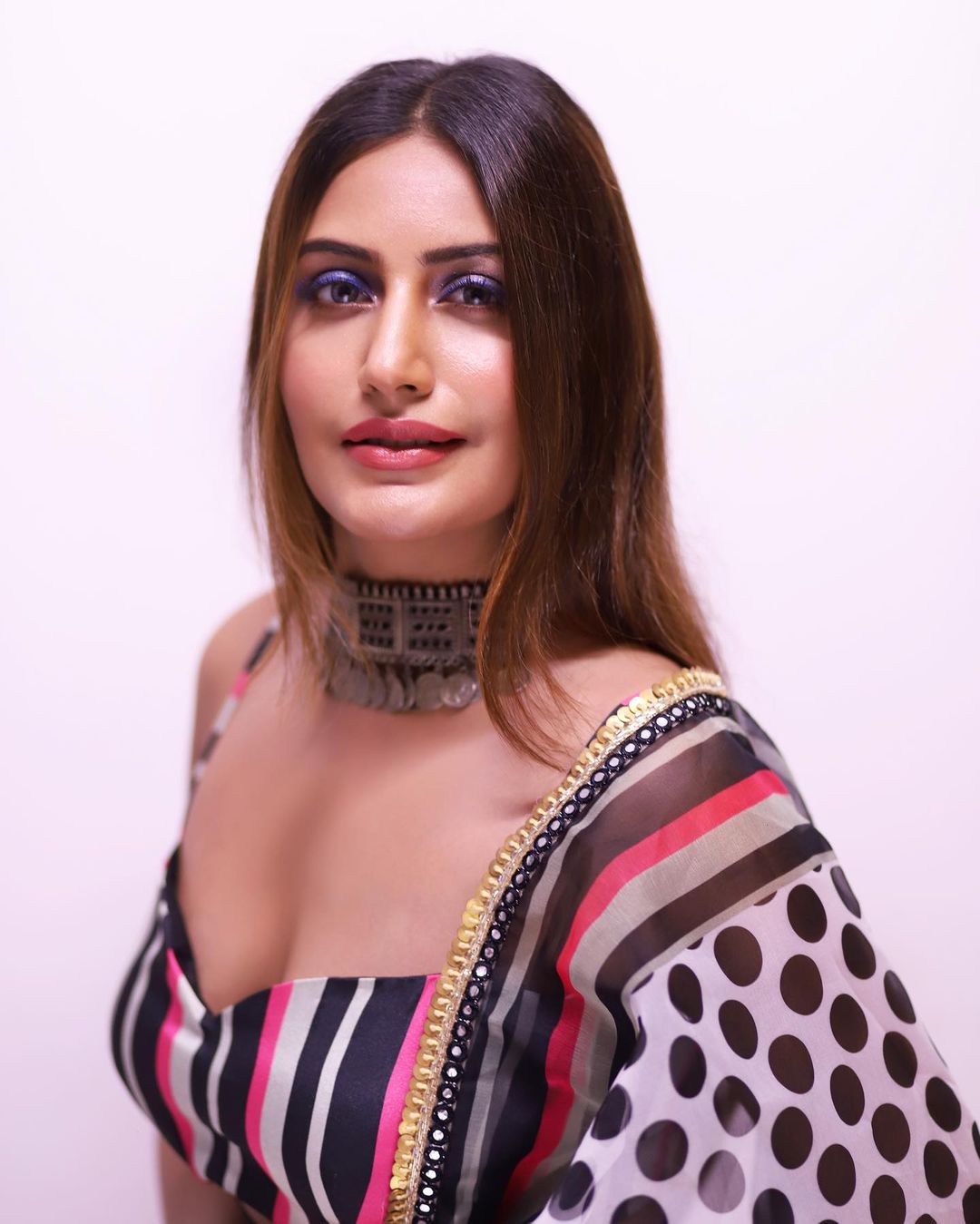 Surbhi Chandna wore a very deep neck blouse with saree, got bo*ld  photoshoot, shared photos - informalnewz