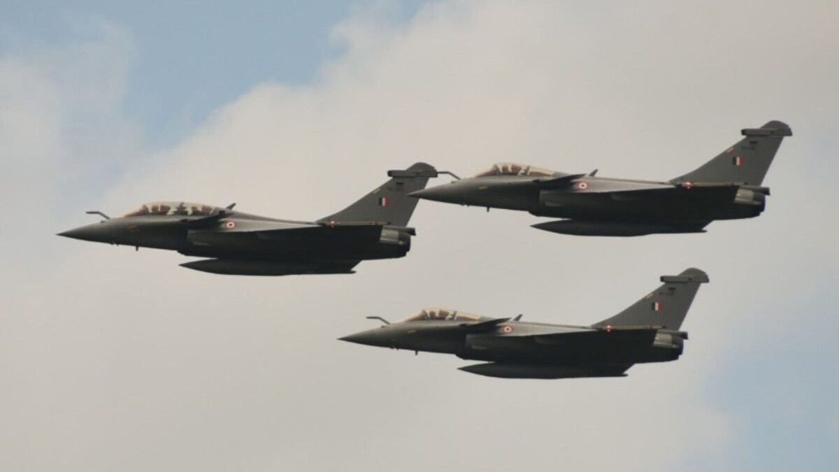 Republic Day 2022: Rafale, Navy's MiG29K & P-81 Among 75 Aircraft to Fly Past Rajpath on January 26