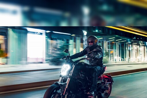 The Benelli 502c is powered by a 500-cc, four-stroke, twin-cylinder engine with EFI, DOHC and TLI. It churns out 47.5 PS of peak power at 8500 rpm and 45 Nm of peak torque at 6000 rpm. 