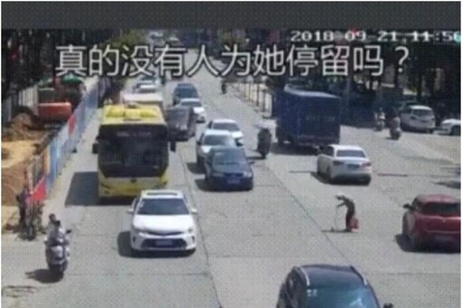 Old man finding it difficult to walk amid the speedy vehicles. ( Credits: Twitter/
Buitengebieden)
