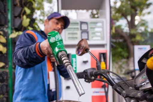 तेल विपणन कंपनियों द्वारा अपने मूल्य संशोधन अंतराल को समाप्त करने के बाद 4 मई से ईंधन की कीमतों में नियमित वृद्धि देखी गई। (फोटो क्रेडिट: शटर स्टॉक)